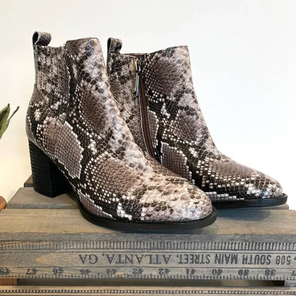 Blondo Elvina Snakeskin Waterproof Chelsea Ankle Boot Size 8 New - Picture 2 of 7